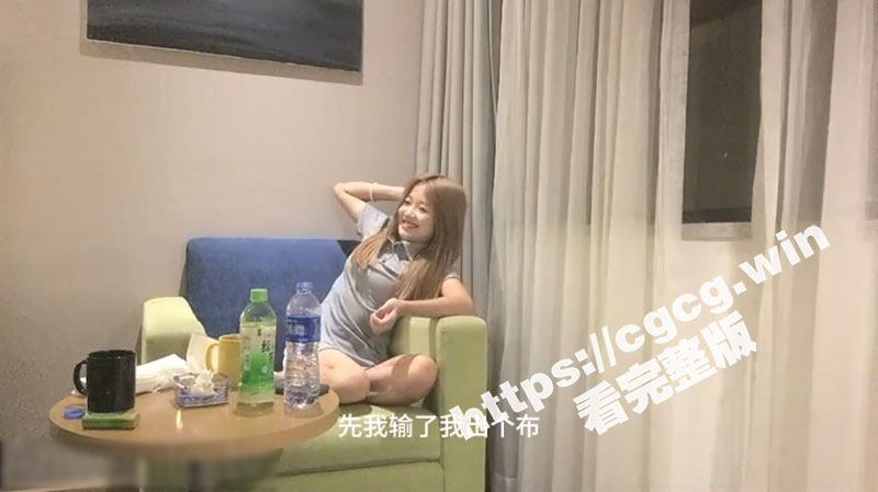 真心话大冒险系列 00后微胖精神小妹带回酒店一番套路成功推到 妹子一边喊不要一边屁股撅的老高 给我看笑了