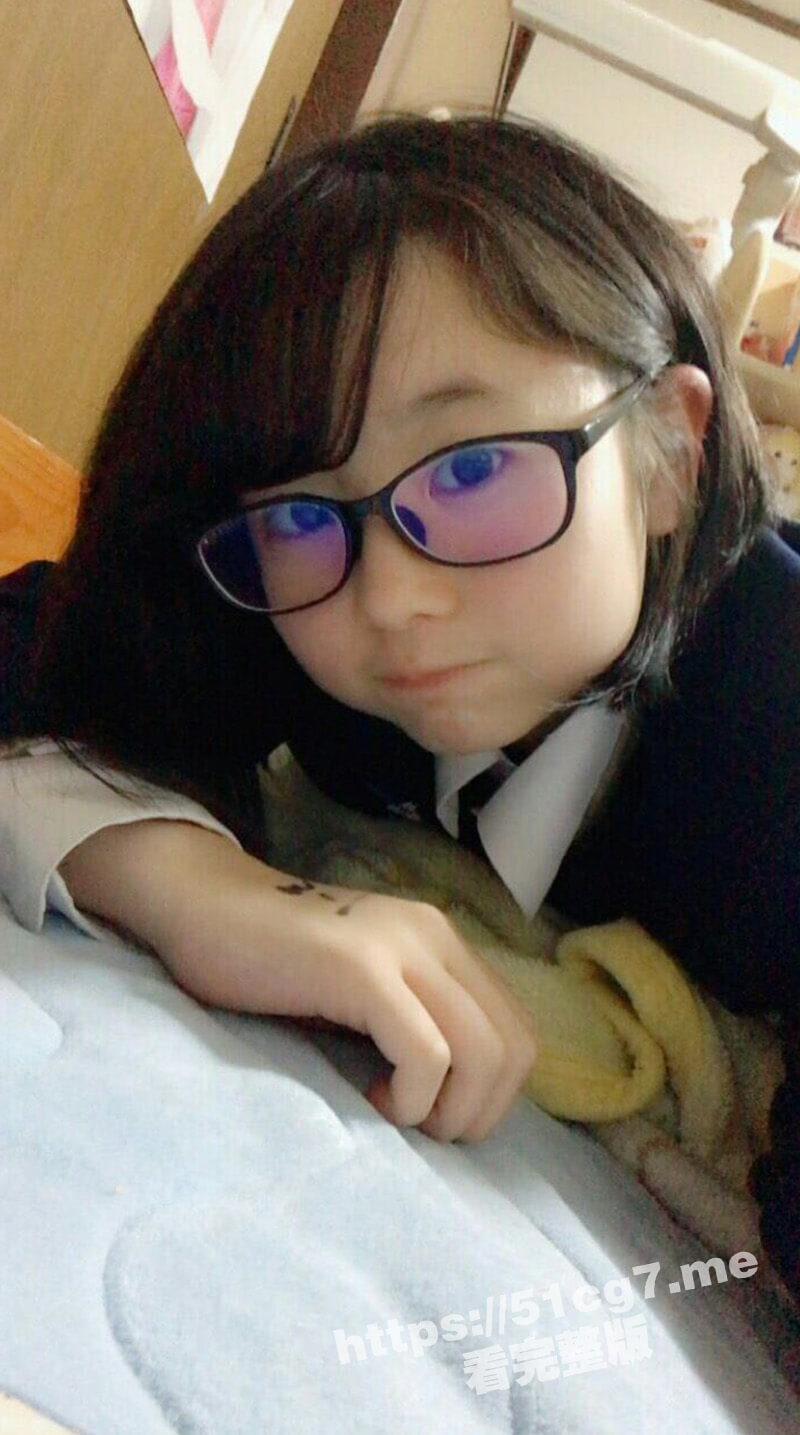 19岁眼镜学生妹 呆萌的乖乖女外表清纯 脱光了彻底释放欲望 掰开粉嫩逼逼自慰 自己的尿很好吗