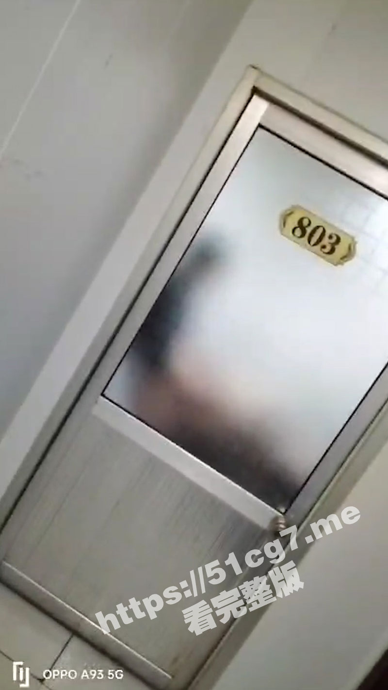 完犊子！饭店吃饭批瘾来了拉起小三厕所开干！被女儿发现喊妈妈去厕所看爸爸打架~