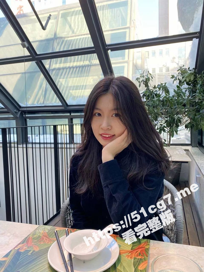 瓜友分享自家炮友 历时一年趁妹子与男友吵架约出来喝酒 成功开房操到骚逼 喜欢宿舍发骚还偷拍室友给瓜友看！