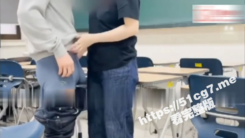 在教室和骚逼老师干炮 时间紧任务重 全程高能 看学生与老师的激情啪啪 生怕教室外突然有人路过！