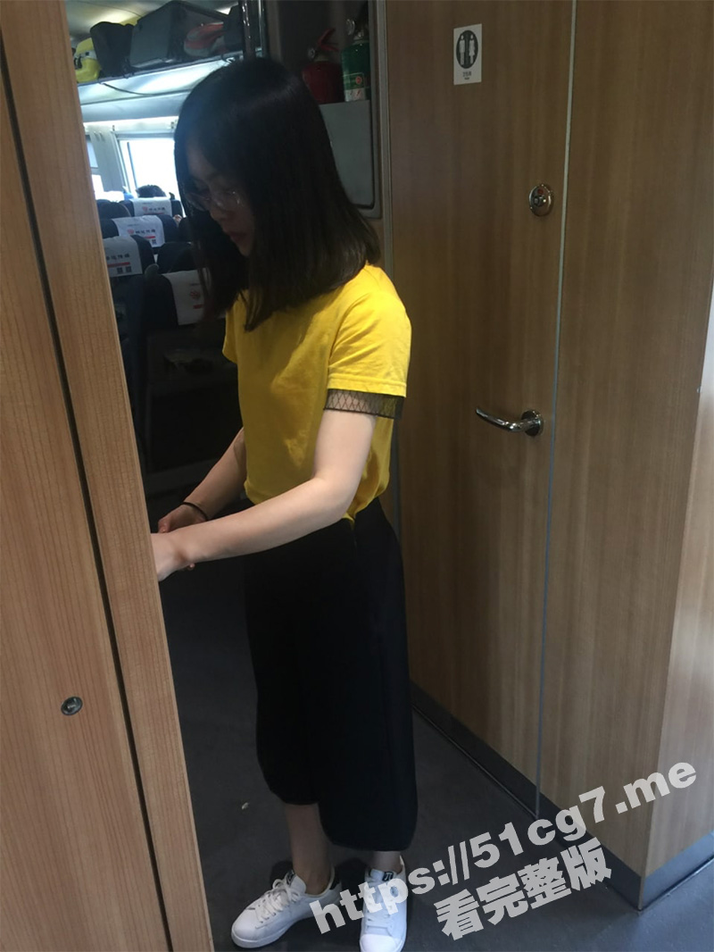 牛逼大神在高铁上安装摄像头 偷拍漂亮的小姐姐们如厕 还拍了人脸出镜！