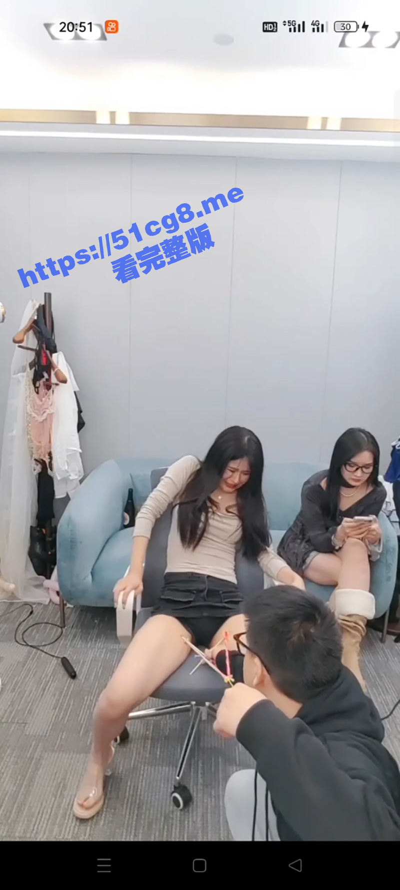 流量至上！抖音直播间整活 弹弓打逼 一场直播下来这逼算是废了