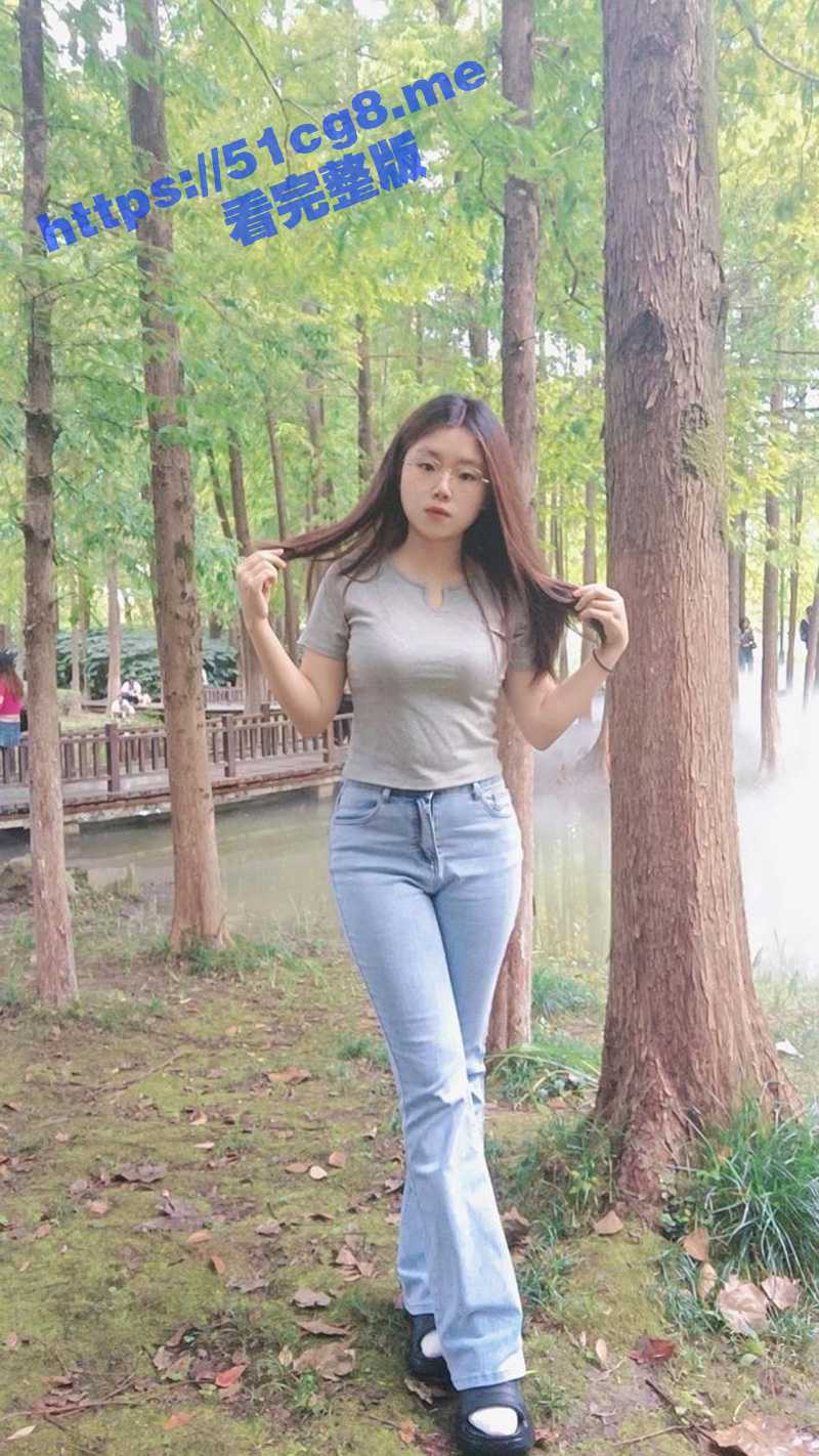 瓜友分享约操的眼镜学生妹！在她们学校操场上的小隔间做爱 玩换妻染上了病 等好了继续征战！