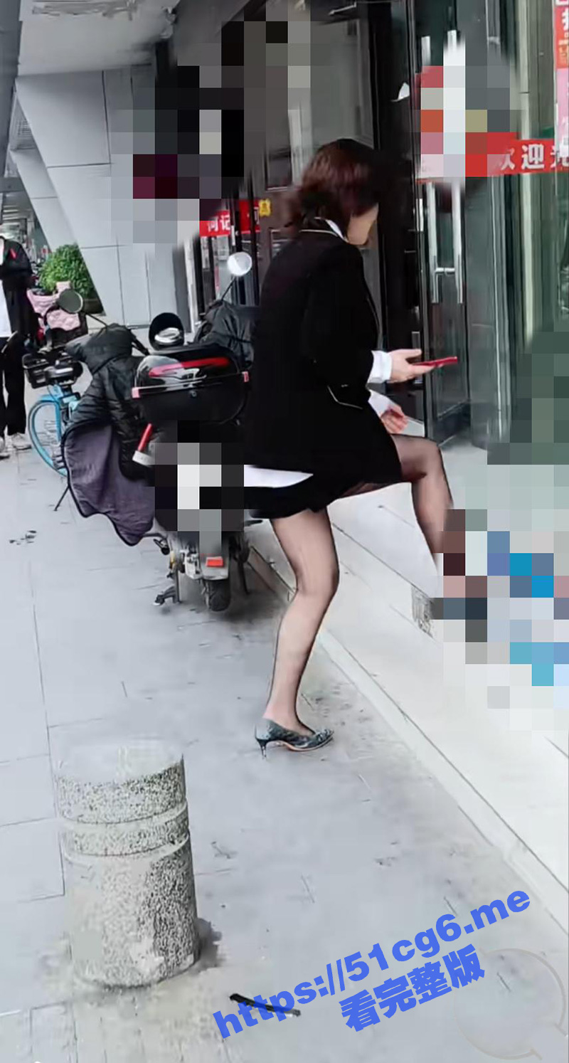 海角社区屌丝情节母子乱伦圣母淫妇！儿子发现老妈出轨 放假回家上老妈 老妈骂我是畜生！