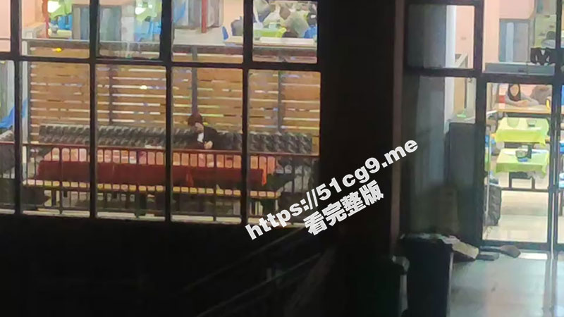 长沙师范大学 学前教育 极品骚鸡蒋依玲 食堂口爆吞精 然后再亲嘴 十分胆大与刺激 两人生活照微信被同学曝光
