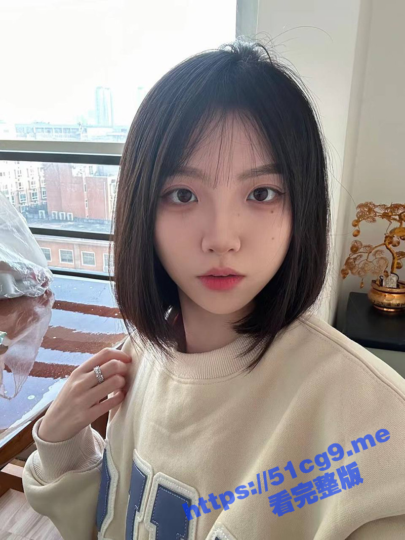 长沙师范学院反差嫩妹 姚诗莹 和男友酒店开房吃鸡视频曝光 长相很清纯的嫩妹吃起鸡巴太反差了！