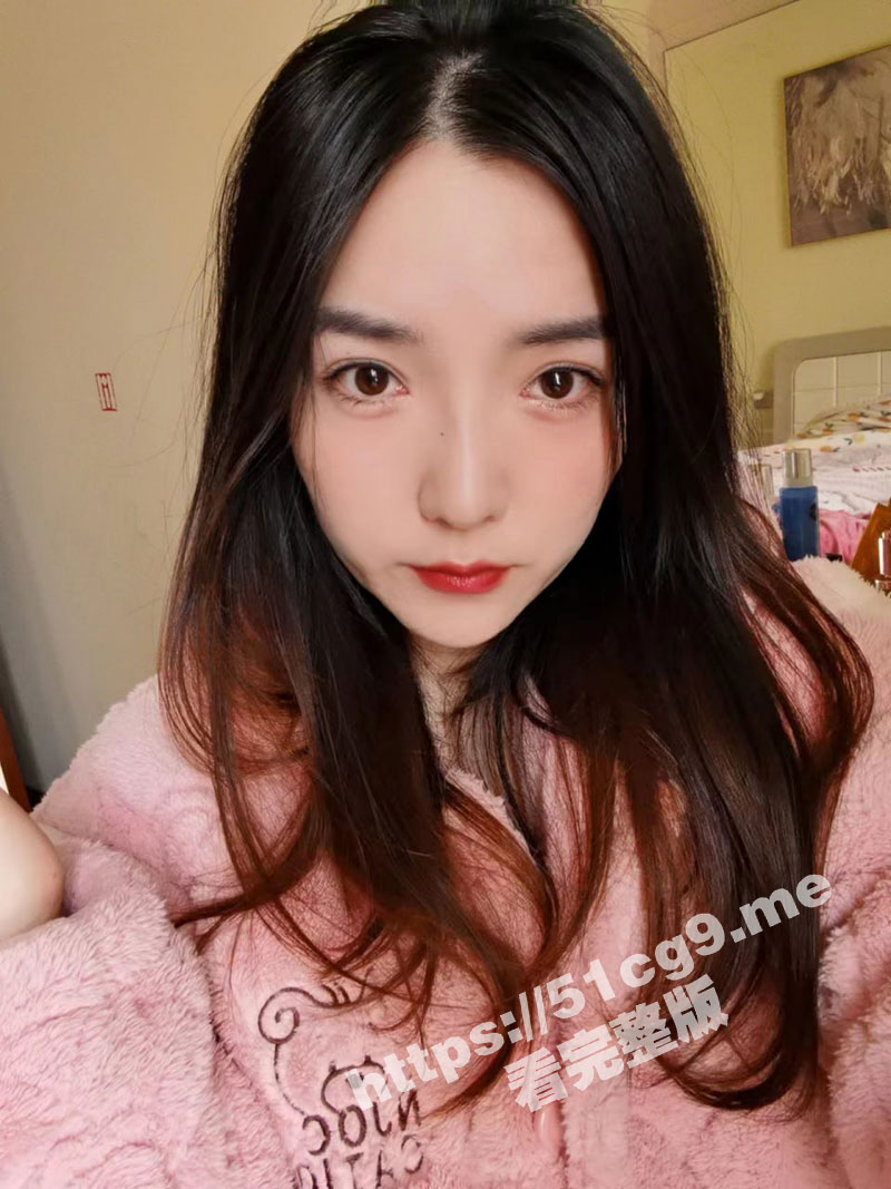 极品高颜值大长腿女神 实则是欲望感很强的反差女 一边被操一边自己扣着骚屄还在不停的喊让多根鸡吧操呢！！！
