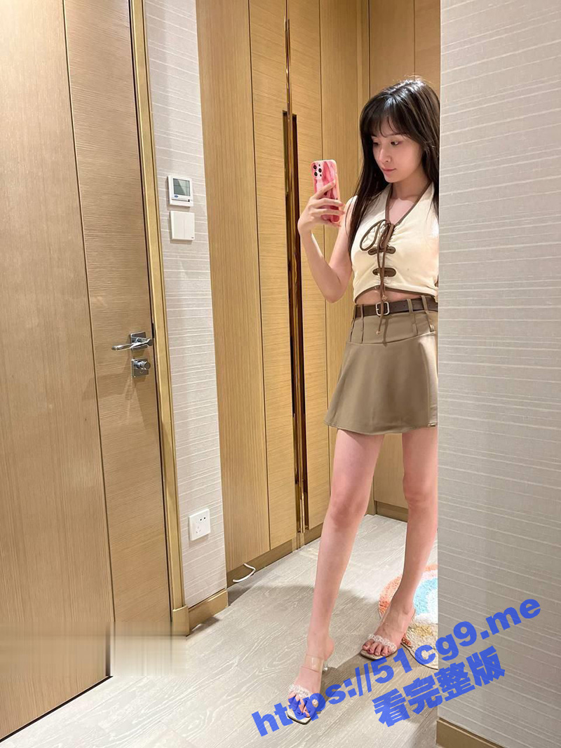 广州极品美女公务员 私拍泄密！颜值很扛打 也是相当骚气 反差感十足！