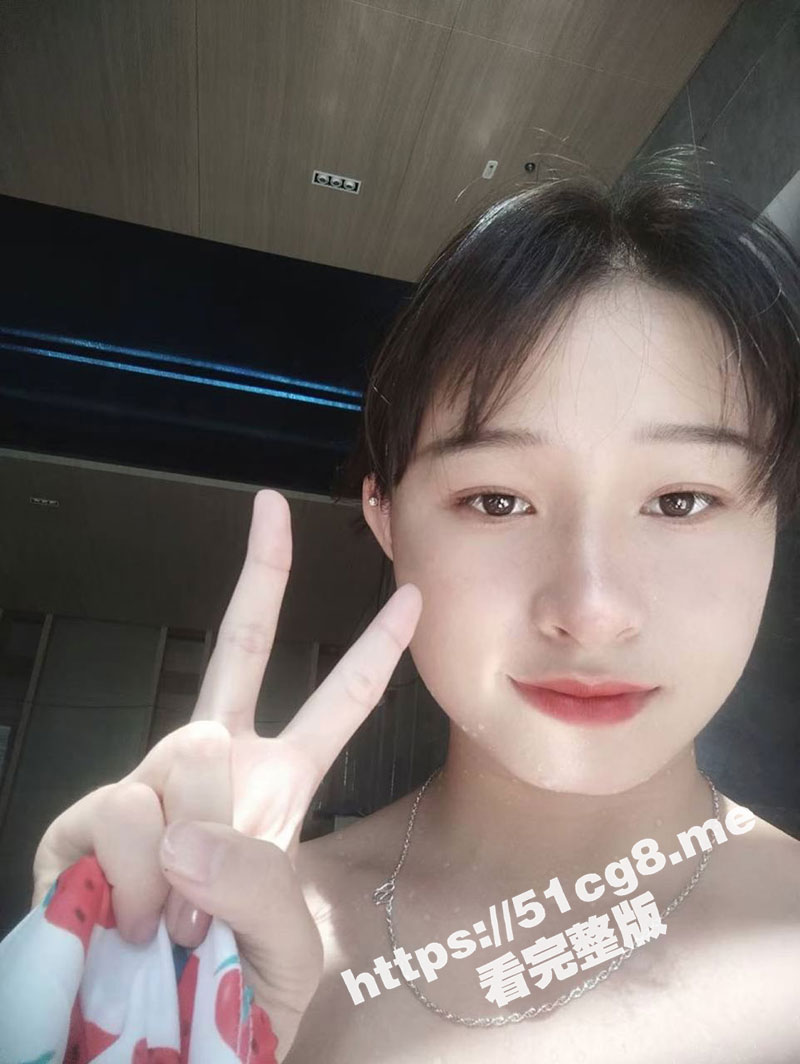 江西财经大学 表面清纯可爱的女神 谢雨婷 背地里却是一个反差拜金女 主动被金主爸爸灌醉了带回酒店随便玩弄