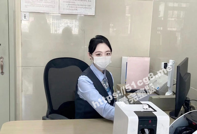 喜欢大叔的银行女 小欣 体制内打工人 每天上班就是意淫被大叔包养 带回家里按在墙上狠狠后入爆操