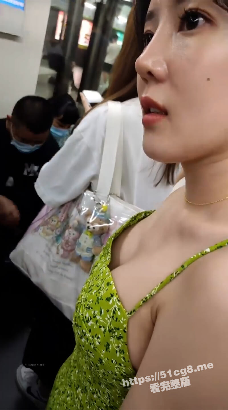 广东地铁近距离高抄各种美女少妇御姐们的大奶子 竟然遇到超级有气质的美少妇 带胸罩 声音好甜美