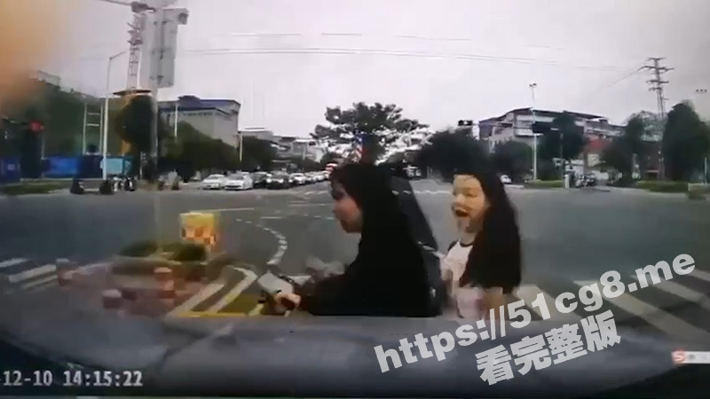 Double Kill！好姐妹一起飞 电瓶车过斑马线被左转车辆撞飞！现场情况不容乐观！