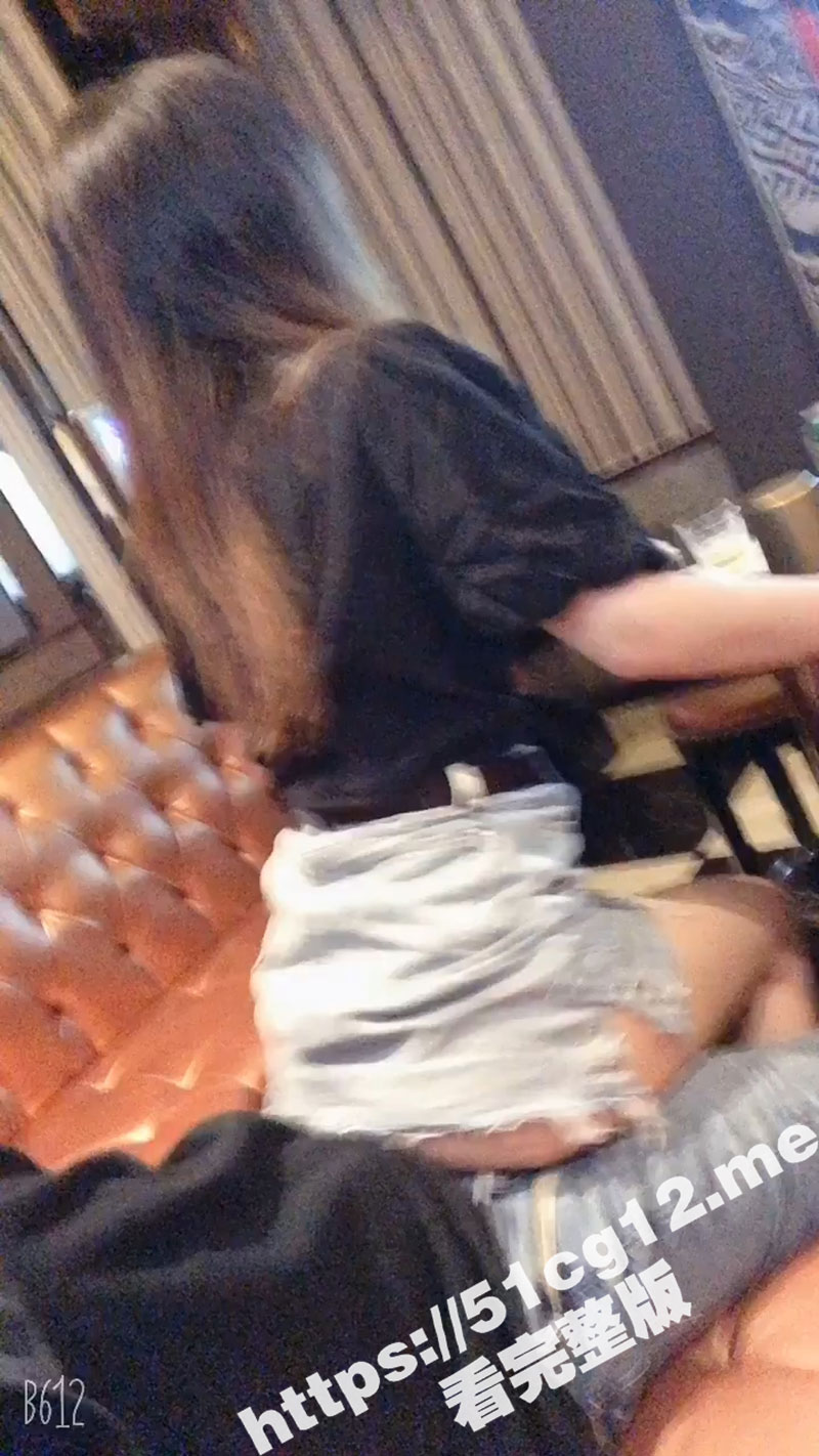带美女同事去KTV 喝嗨了直接掀开裙子大鸡吧无套插入 妹子跟着节奏摇的挺欢乐