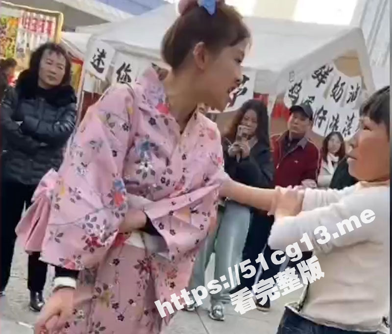 贵州女子穿和服逛街 遭路人围攻 指责你当日本人可以不要侮辱我们！被迫当众脱掉和服