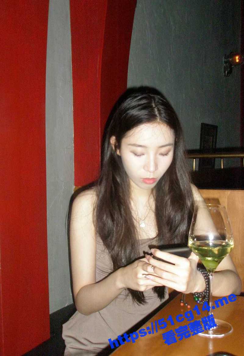 一顿饭拿下公司新来的前台妹子！带到酒店干到面目扭曲 平时看着非常高冷的女神没想到这么反差！
