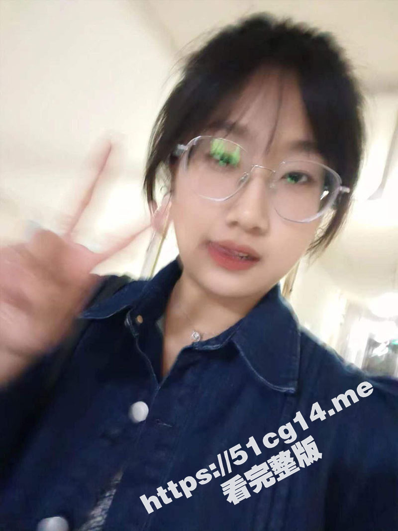 河北大学 经商学院超清纯学生妹眼镜婊 楚依 邻家小妹的外表 淫荡母狗的内心 眼镜娘果然都是反差婊