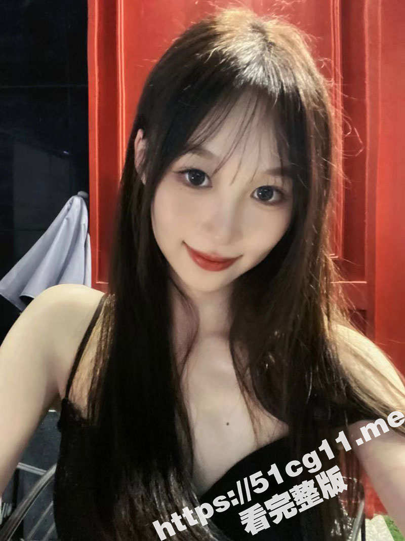 江南影视艺术学院的极品反差校花 李诗琪 给男友边撸边舔 手速惊人 都撸出残影来了！被男友无套爆操内射视频流出