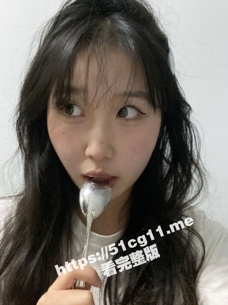 瓜友分享自家清纯清纯反差女友 高慧妍 又纯又骚 贴心给男友口交 扒开内裤展示粉嫩小穴 虽然长得一般 但是她骚啊
