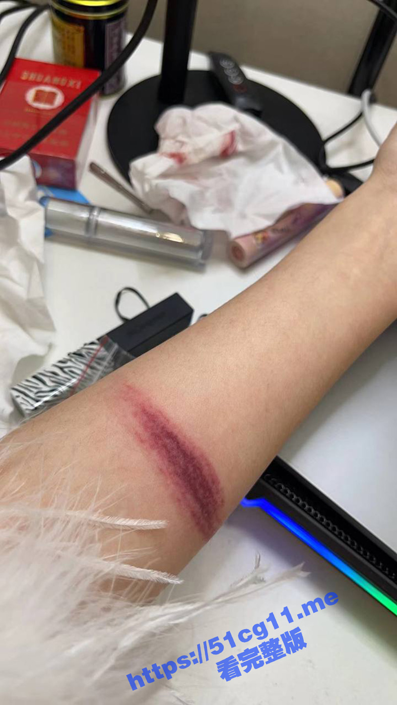汕头美女直播打PK输了虐待自己 这受虐倾向太明显了！