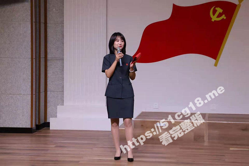 人民的好公仆 美女党员 郑负卿 台上端庄大方 台下反差母狗 露出被陌生人发现后帮陌生人口交！