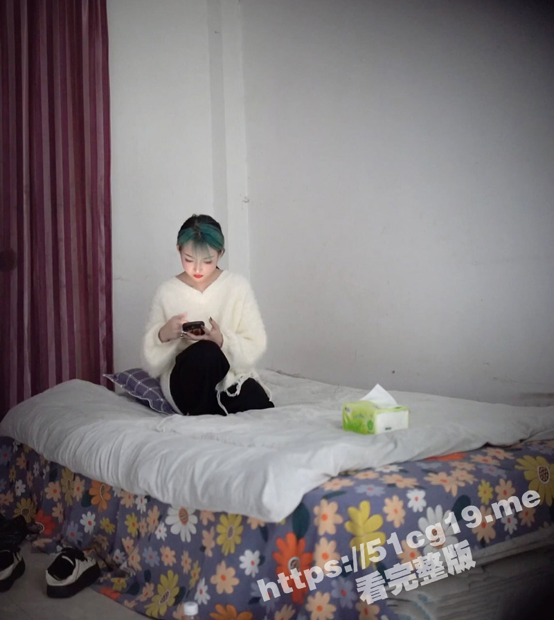 瓜友原创自拍 爆操精神小妹！来个不一样的场景 跟妹子说有珠子的 开着手电筒操逼！