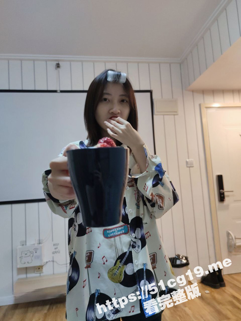 高学历海归情侣 杭州 潘玲玲 和眼镜男友日常性爱自拍流出！母狗就应该跪着狠狠后入她！