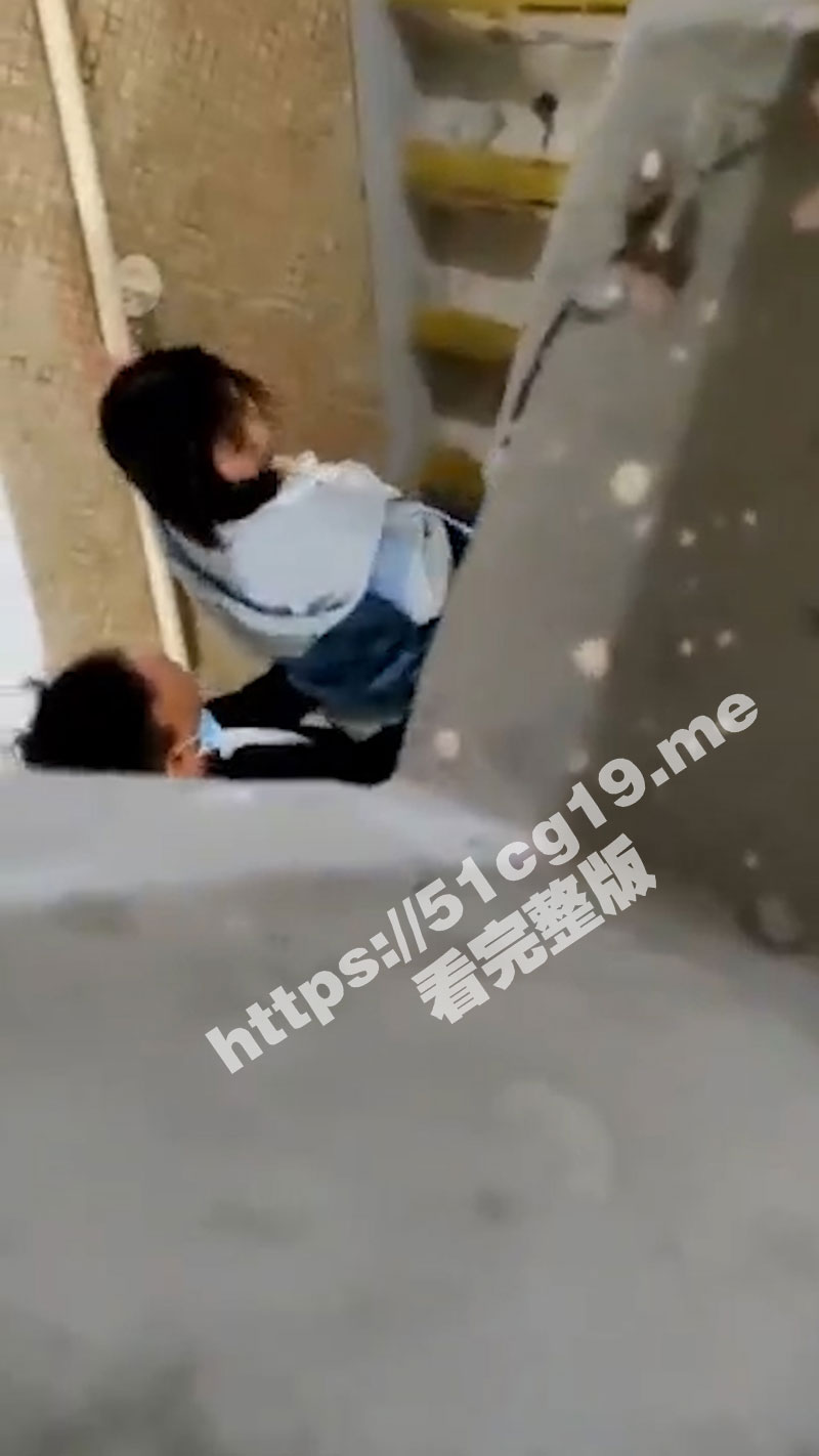 大学小情侣楼道做爱 女生发现被人偷拍后还继续 这样更刺激是吧