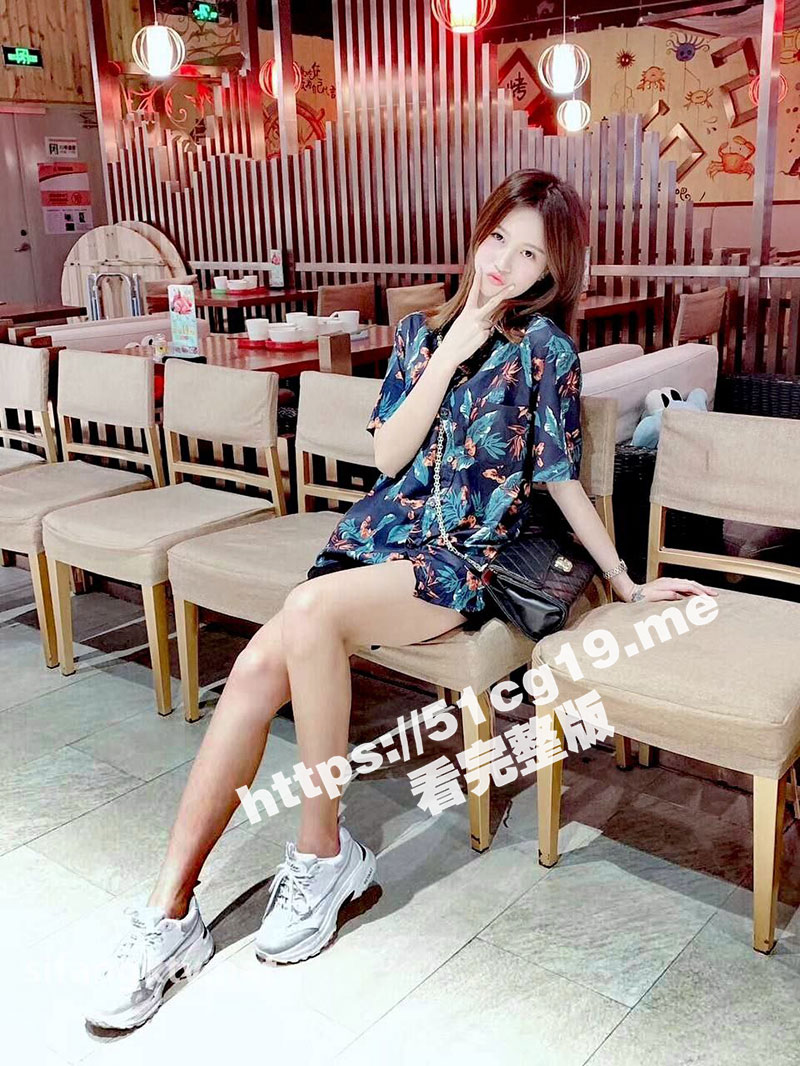 极品气质女神御姐 刘思琪 酒店幽会富二代 穿上高跟肉丝开裆丝袜等待着被操 穿最性感的制服 挨最狠的屌