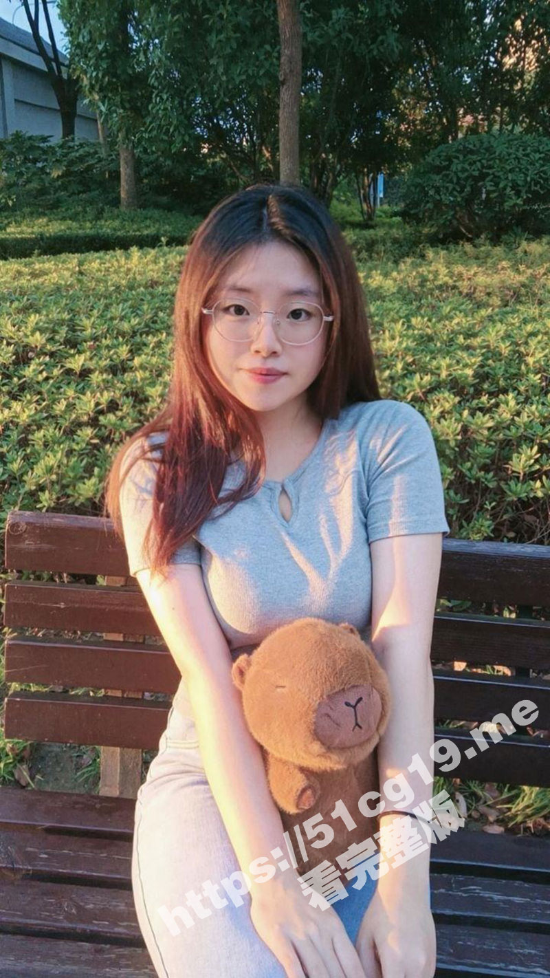 十个眼镜九个骚 北京理工大学 表面清纯的眼镜妹 张梓萱 和男友性爱视频流出 小母狗就喜欢被抱着操