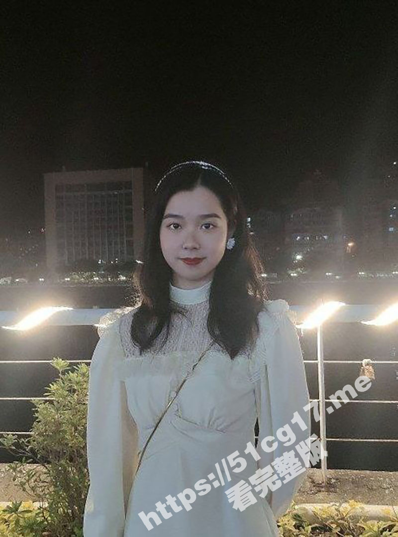 极品高颜值反差婊 崔灵玲 被金主各种调教 捧着鸡鸡口交射入精液视频被曝光 可爱的小圆脸被操到满脸通红