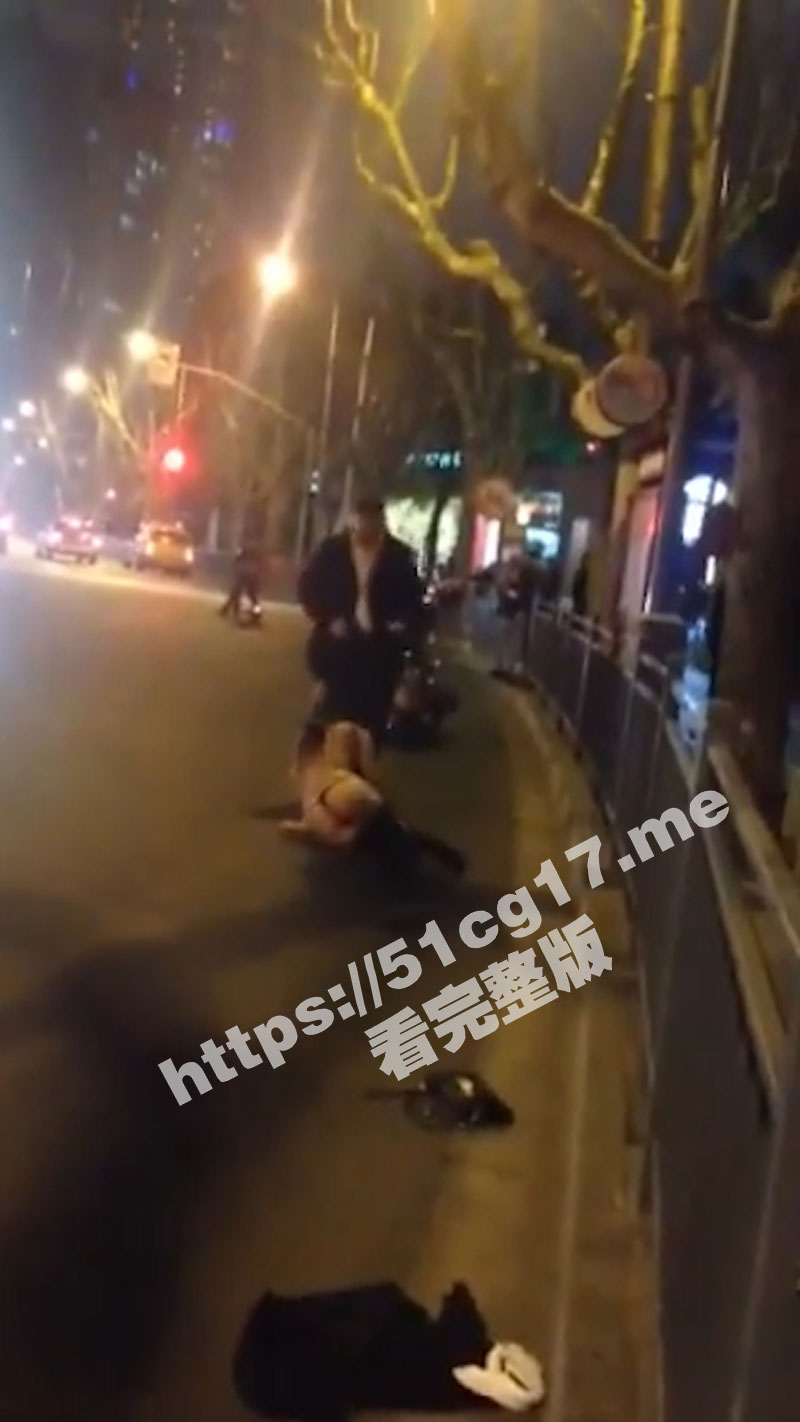 魔都女子骚扰老外 老外找她问路 她说fuck fuck操我操我 边脱衣服边学母狗爬 警察叔叔来了都拉不住发骚的母狗