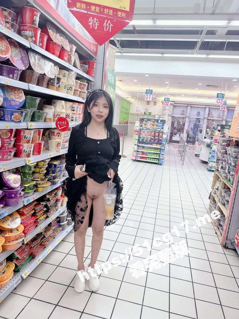 深圳极品清纯高颜值反差婊 郑佩希 主人的爱犬母狗一只 超市露奶露逼、喝尿 大街上跪下让主人疯狂扇脸 样样精通