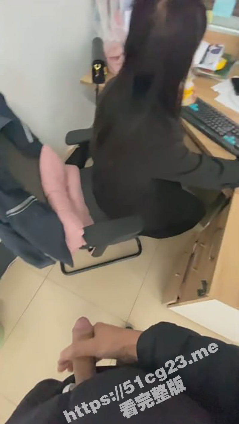 猥琐男在公司对着女同事打飞机 这些女的跟被催眠了一样没反应 真是艺高人胆大啊 太刺激了