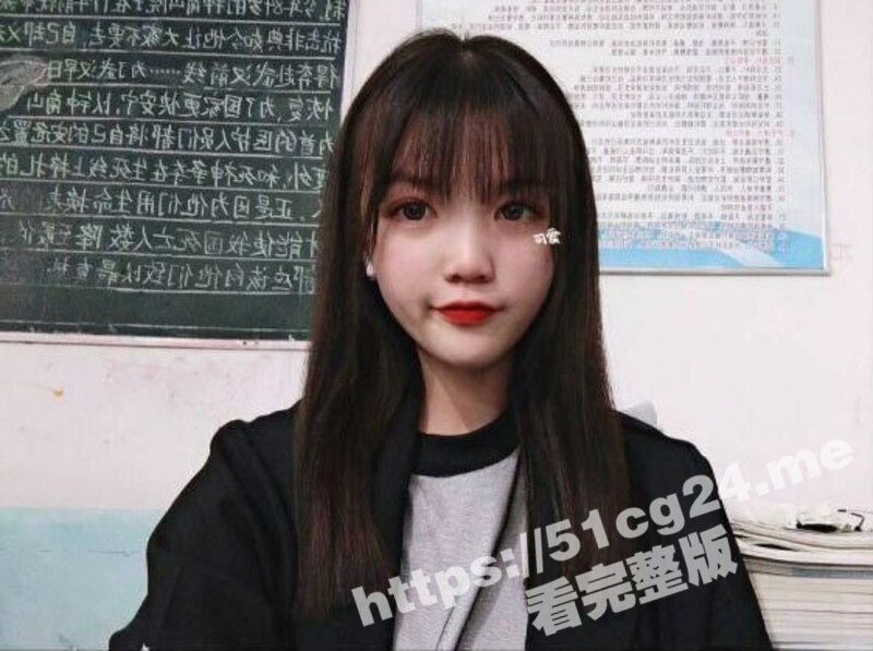 杭州极品高三校花女神反差婊 为网恋男友展现自己雪白挺翘的奶子 自拍视频流出！