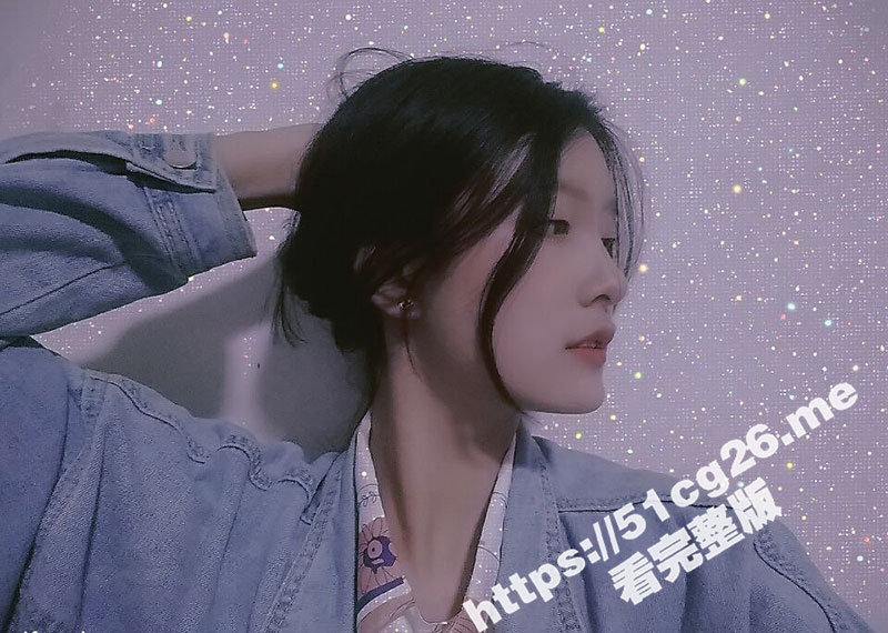 天上飞机高 地上眼镜骚 不戴眼镜的时候看起来很纯 戴起眼镜来很骚 眼镜母狗骚货反差一面