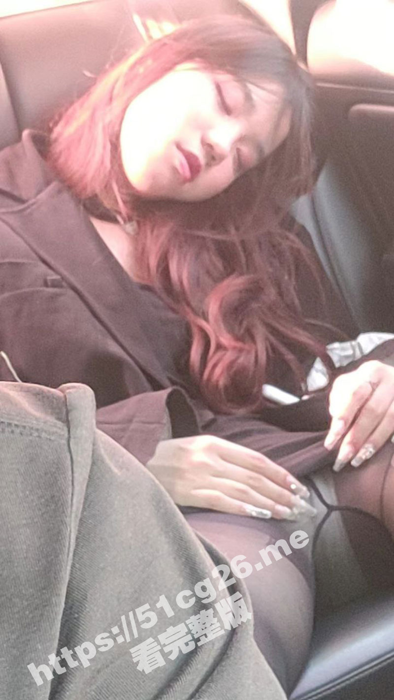 滴滴司机 带两个醉酒的妹子开房啪啪 双飞深喉 两个美女直接被干呕吐 草完这个草那个 恨不得自己有两个鸡吧