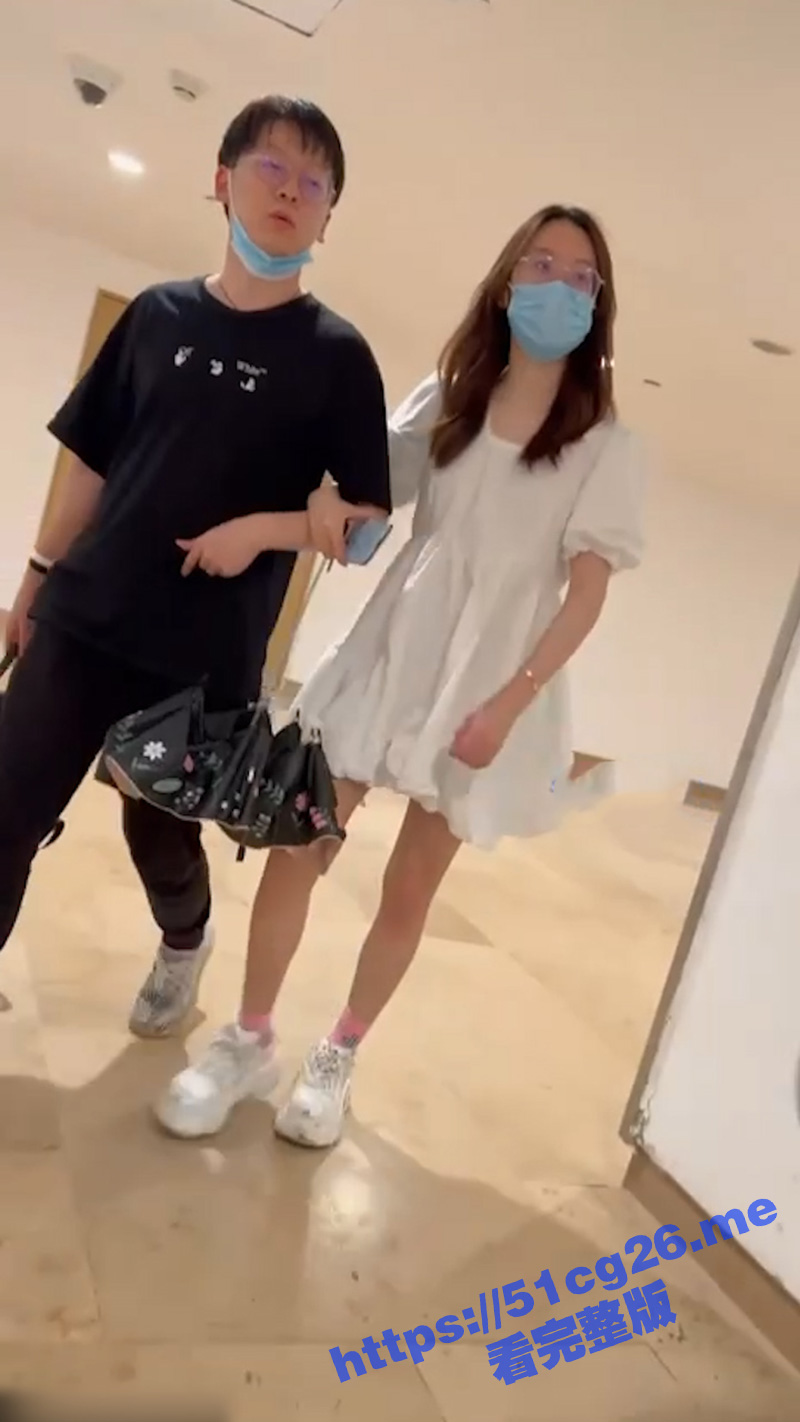偷拍大学刚毕业的学姐 男友去厕所独自等待 靓女独自等待 胸罩也不穿一个 真是透心凉！