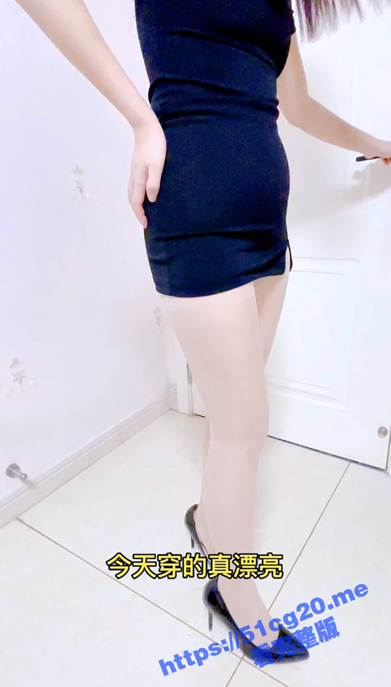 海角大神强奸邻居少妇 上次差点被她儿子撞破 今天贿赂一下她的乖儿子 顺便再次内射了他的旗袍妈妈！