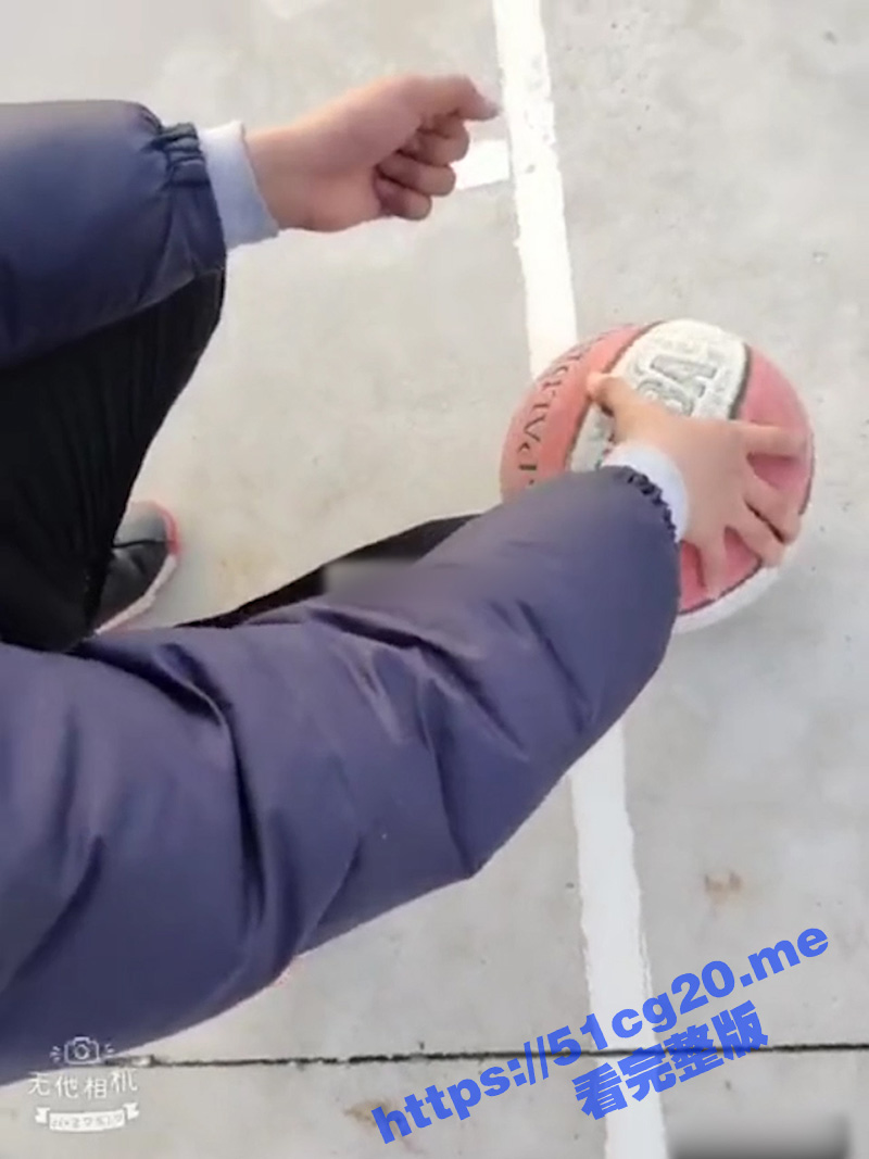 太骚了！！！骚货篮球场勾引学生车震 没几分钟就内射了！