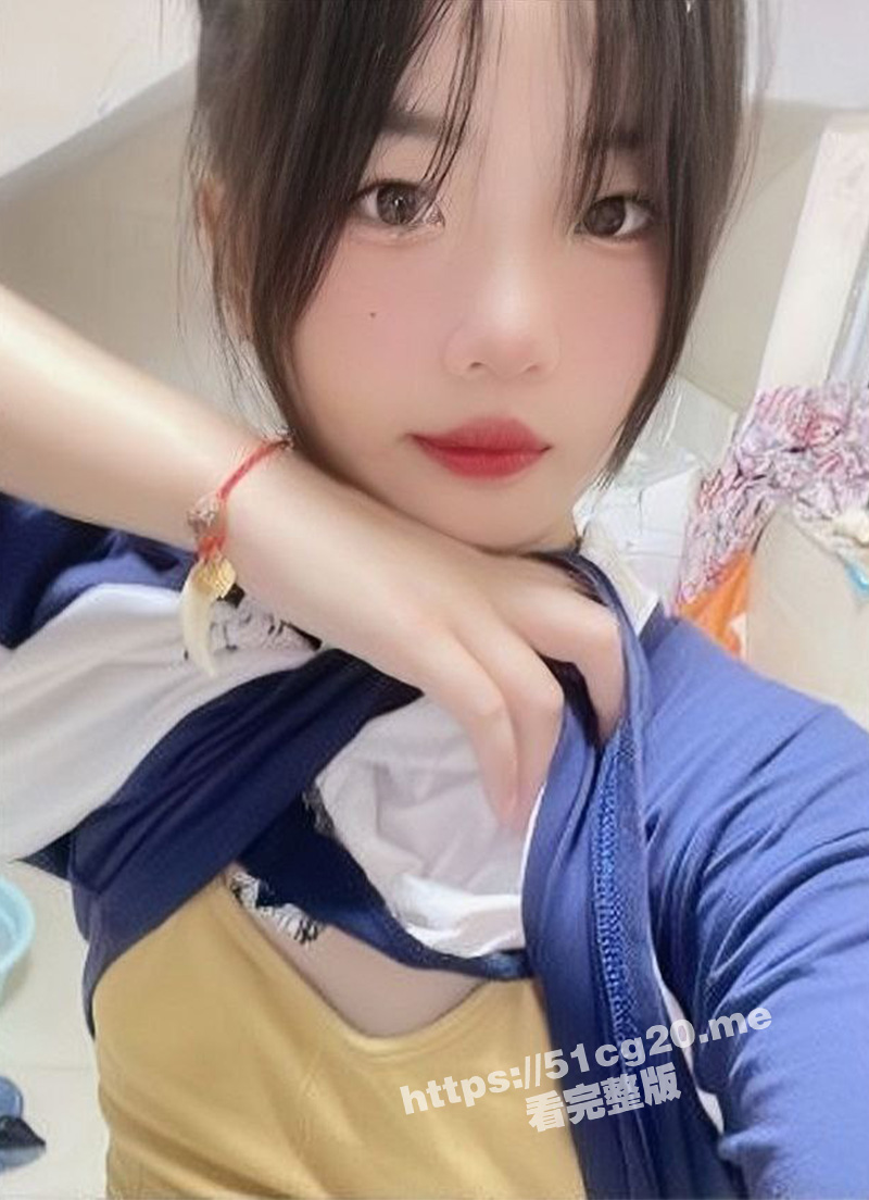 清纯可爱的高中妹子 在卫生间掰穴展示极品嫩鲍 刚刚发育成熟的小穴特写 全裸诱惑 这也太反差了