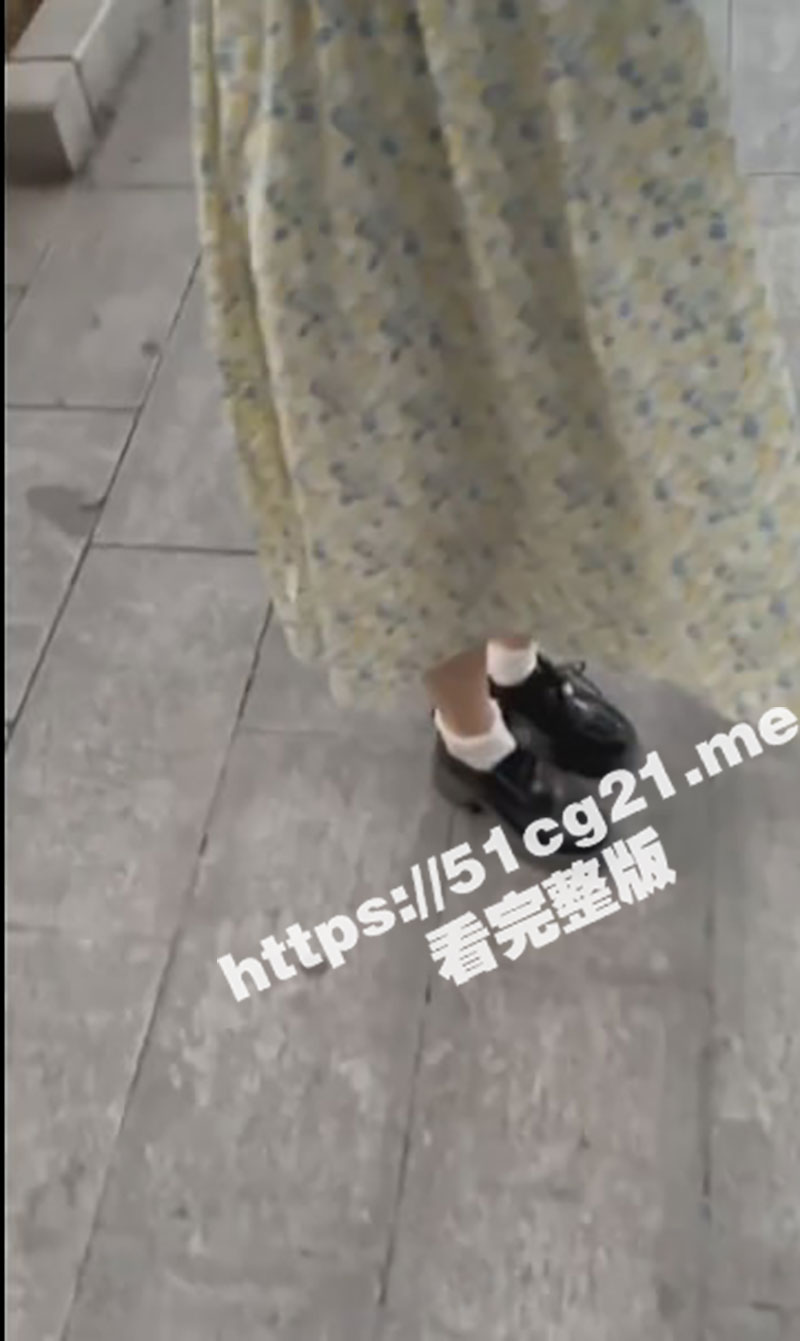 路边搭讪碎花连衣裙少女 带回酒店爆操 没想到是个反差婊 表面越清纯实际越反差 无套爆操视频流出