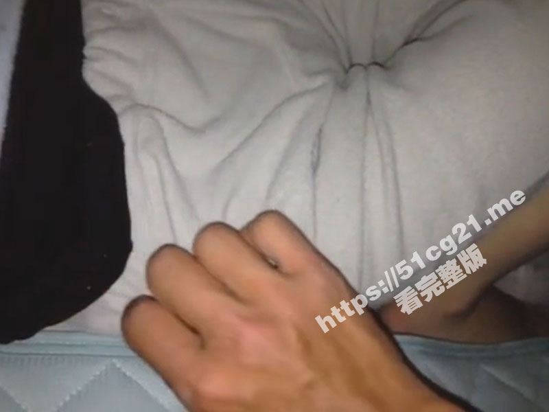 大哥不在家 偷偷溜进嫂子房间 玩她的小鲍鱼 结果在门口蹭蹭不争气射了