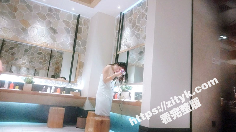 澡堂子盯上了一个极品美少妇 丰满的大奶子 完美的翘臀 偷窥一时爽一直偷窥一直爽 根本就停不下来啊！