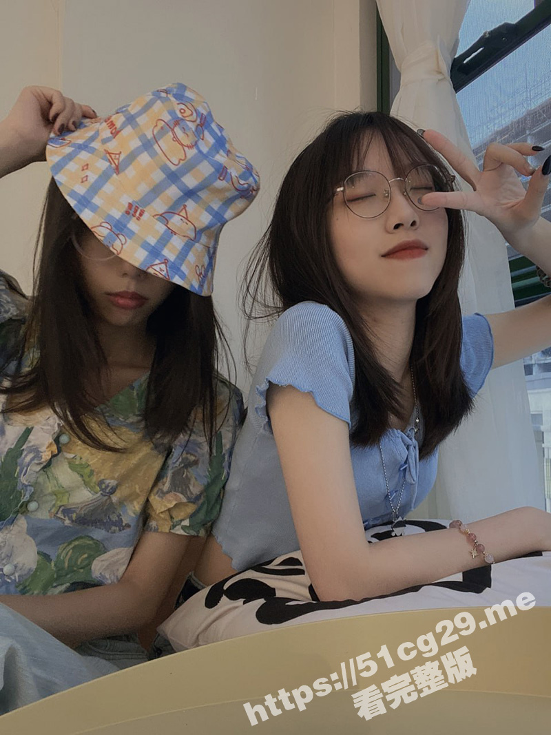 成都在校大学生 谢洵 被炮友曝光 爱好多人运动喜欢露出 高颜值反差妹子最爱肛交群交