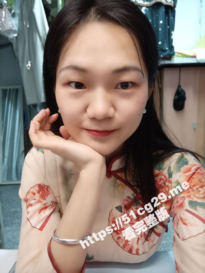 我靠 又是反差婊的招牌造型 剪刀手吐舌头翻翻白眼 你还来个旗袍中国风 这母狗够骚！
