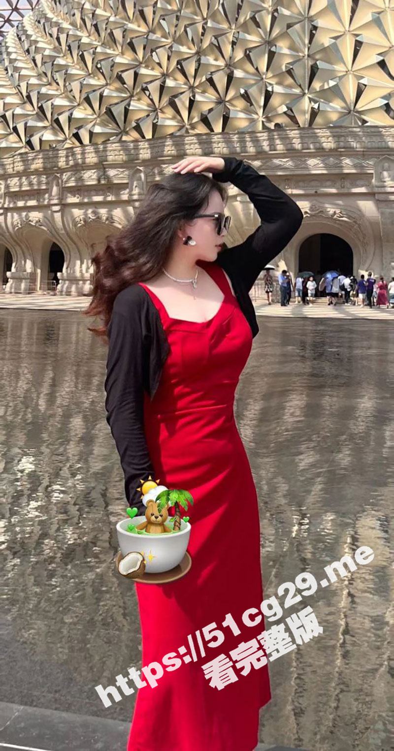 瓜友分享在网上唱K认识的 清纯甜美恋爱脑反差婊 送点礼物聊聊天就给拿捏了 假期直接奔现开房啪啪啪