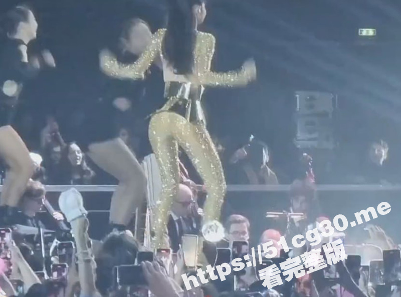 疯马秀刚火完 Lisa 昨晚在法国慈善活动的舞蹈再次火遍全球！