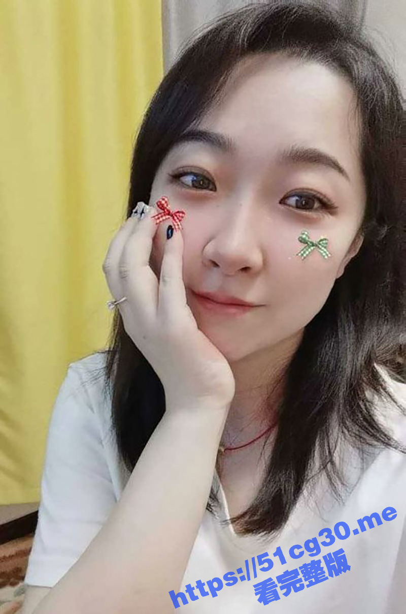 瓜友真实分享 曾经幼儿园的同事 是个小胖母狗 非常容易勾搭 在换衣间做过 电话情节也玩过了！