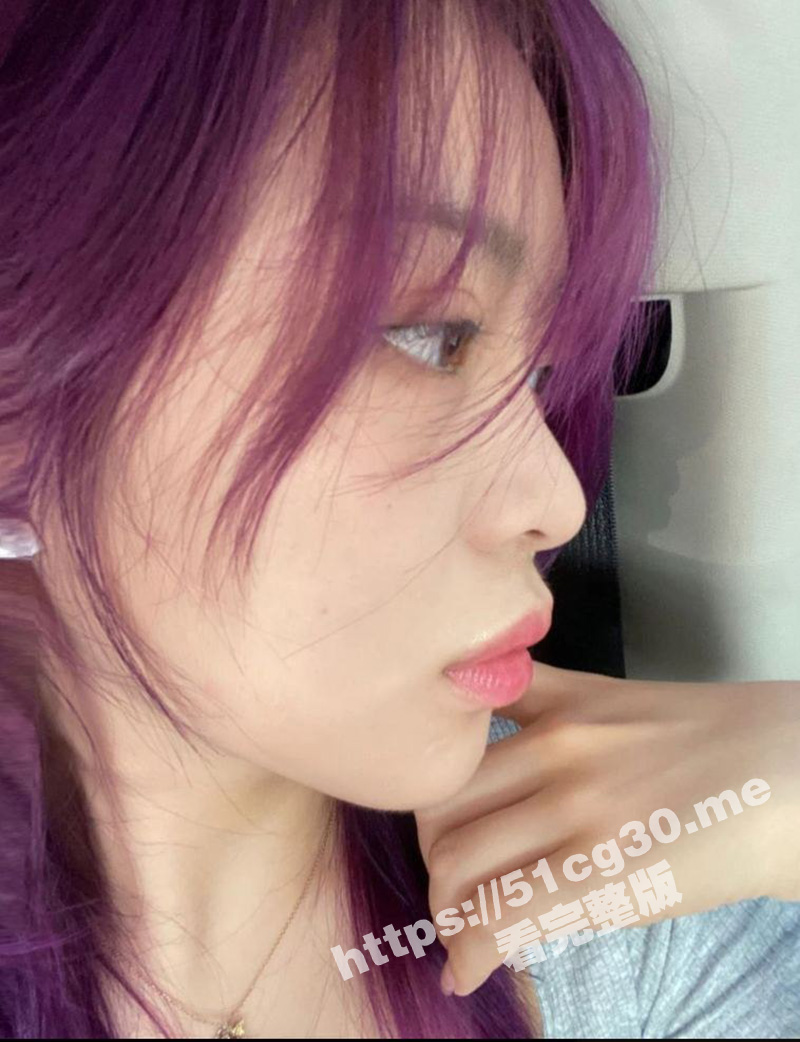 分享工作室兄弟的女朋友 长得非常清纯很开放 一次在夜店玩的时候 我们背着兄弟去厕所内射她！